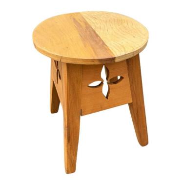 Imagem de Banquinho De Madeira Maciça Com Entalhe Floral – 33x43x15cm