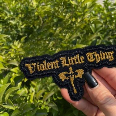 Imagem de Patch Violent Little Thing 7,6 cm ACOTAR Golden Dragon, Fourth Wing Bookish Iron On/Sew On Bordado Tecido Aplique Remendos para Caminhoneiro Chapéus Roupas Mochila DIY Acessórios Amigos Mamãe