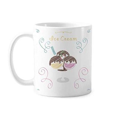 Imagem de Caneca de cerâmica com três bolas de sorvete de chocolate doce xícara de porcelana de café