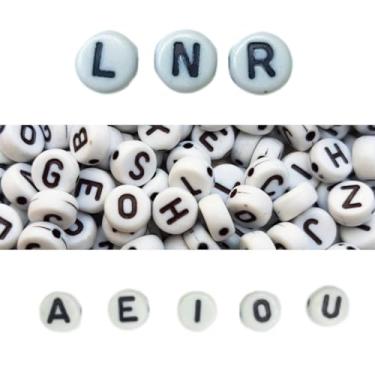 Imagem de Kit 700 pçs Miçangas Letras Alfabeto + Vogais + L N R Separadas (Branco e Dourado)