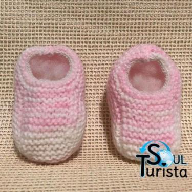 Imagem de Sapatinho de Bebê de Tricô Rosa e Branco - 0 a 3 meses - Soul Turista