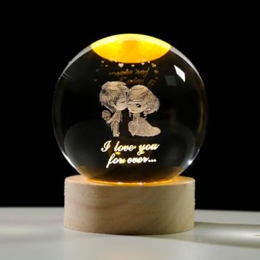 Imagem de Arikyrist Boneca de casal 3D estatuetas de cristal presente de dia dos namorados, lâmpada de bola de cristal com base de luz de madeira, esfera de vidro gravada a laser, decoração de casa