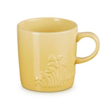 Imagem de CANECA LE CREUSET JARDIN 350ML EM CERAMICA COM RELEVO CAMOMILLE 80042350070003