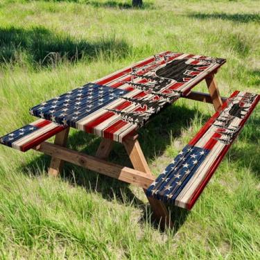 Imagem de Mtsxfy Toalha de mesa de piquenique de acampamento com bandeira americana com capas de banco, trailer de madeira, bandeira patriótica dos EUA, toalha de mesa de urso de cabine rústica para decoração