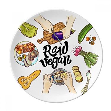 Imagem de Prato de tomate de batata vegano cru, prato decorativo de porcelana salver talheres, prato de jantar