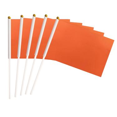 Imagem de Bandeiras BCLin Red Stick, pacote com 50 Mini bandeiras sólidas seguradas à mão pequenas em bastão, decoração exterior de 12,7 x 20,32 cm, decorações de festa, suprimentos para festas, celebrações de festivais