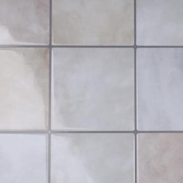 Imagem de VaryStyle Backsplash cinza Backsplash para cozinha Backsplash impermeável removível mosaico quadrado azulejos de parede adesivo adesivo na parte de trás respingos para banheiro chuveiro adesivos de