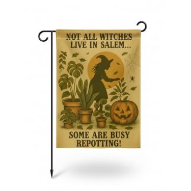 Imagem de Flagmeup8386 Bandeira de jardim de Halloween - Not All Witches Live in Salem, Some Are Busy Repotting - Decoração de quintal de outono dupla face engraçada - Faixa de bruxa e plantas de poliéster