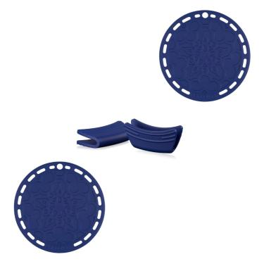 Imagem de KIT LE CREUSET 2 SUPORTES PARA PANELA 20CM E 2 PEGADORES DE ALÇA EM SILICONE AZURE BLUE