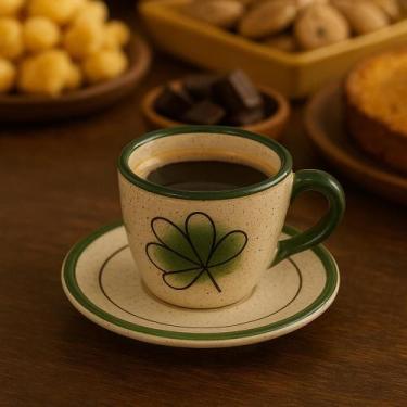 Imagem de Xícara de Café com Pires em Cerâmica Verde e Bege Estilo Rústico e Ele