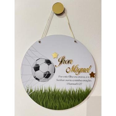 Imagem de Placa Decorativa Personalizada Futebol, Design com Nome e Versículo Bíblico, Tema Esportivo com Bola e Gramado, Acabamento acrílico Dourado