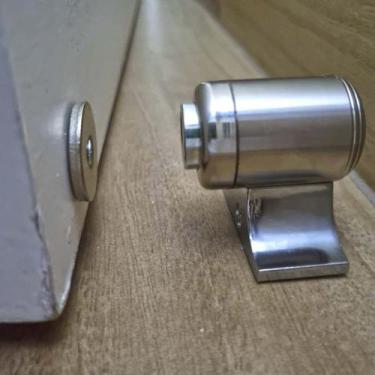 Imagem de Fixador Prendedor Trava De Porta Magnético Cromado Super Imã de Neodím