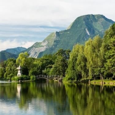 Imagem de Quadro Decorativo Arte Japonesa com Templo, Ponte e Lanterna de Pedra - Decoração Oriental Sofisticada Tamanho 40x40cm