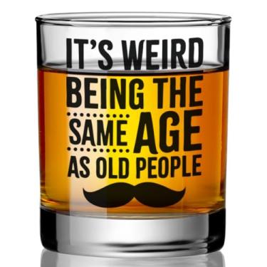 Imagem de Ymzkpoa Presentes engraçados de dia dos namorados para ele, pai, It's Weird Being The Same Age as Old People Copo de uísque para amigos, avô, marido, homens, presentes para idosos para aniversário