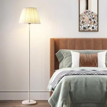 Imagem de Luminária de chão com cúpula de tecido, luz suave, estilo moderno e minimalista, vertical, elegante, com haste reta, para ambientes internos, ideal para sala de estar e quarto.