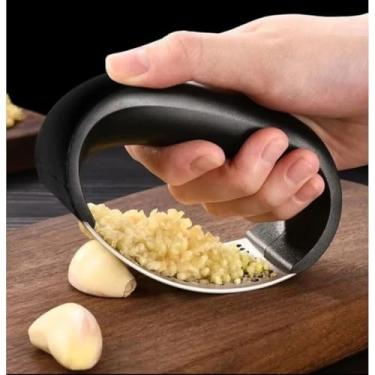 Imagem de Espremedor Amassador de Alho Manual em Aço Inoxidável, Preto, com Punho ABS, 10 x 7 x 7 cm