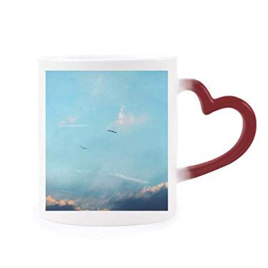 Imagem de Caneca branca céu pássaro sensível ao calor Caneca vermelha muda de cor