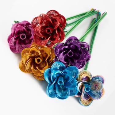 Imagem de HunterBee 6 peças buquê de rosas de metal artificial, moldura de alumínio à prova d'água, flores falsas para decoração de túmulos de jardim ao ar livre, memorial funerário, presentes de dia dos