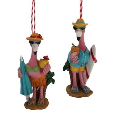 Imagem de The Bridge Collection Enfeites de Natal de flamingos rosa na praia de 11,4 cm com bebidas tropicais de coco e prancha de surfe - Conjunto de 2 enfeites de biquíni para meninas flamingos costeiros