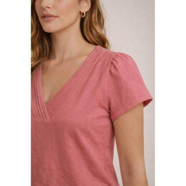 Imagem de Blusa Feminina com Decote V e Detalhe em Nervura