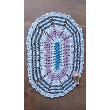Imagem de Tapete de Crochê Artesanal Decorativo, Passadeira Oval em Tons de Cinza, Rosa e Azul, 73x52cm, Design Geométrico