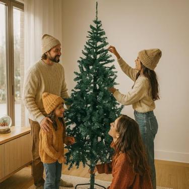 Imagem de Árvore de Natal Premium Pinheiro 2,40m com 1.400 Galhos Modelo Verde Super Volumoso Estrutura Resistente e Acabamento Elegante Ideal para Decoração Natalina em Casas, Salas e Ambientes Comerciais
