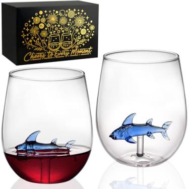 Imagem de Taça de vinho de tubarão feita à mão - conjunto personalizado de 2 com tubarões 3D dentro - taças de vinho tinto - presentes exclusivos para amantes de tubarões - ideal para festas, aniversários,