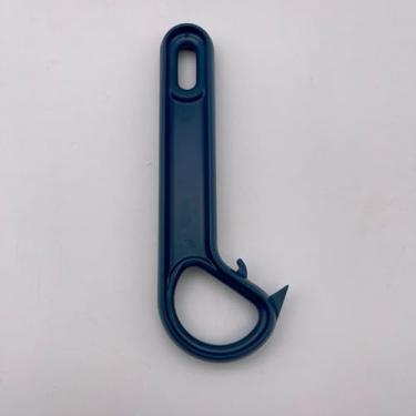Imagem de Abridor de lata azul com alça ergonômica e orifício para pendurar na cozinha