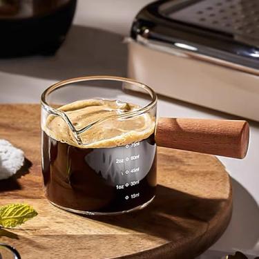 Imagem de Pacote com 2 copos de café expresso com cabo de madeira, acessórios para máquina de café expresso de vidro transparente, copo medidor de café expresso com escala dupla, copo de shot expresso com bico