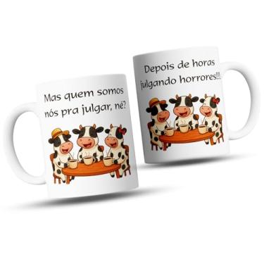 Imagem de Caneca de Café Engraçada com Vaquinhas Amigas, Frase 'Quem Somos Nós pra Julgar, né'