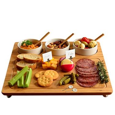 Imagem de Picnic at Ascot Queijo de bambu/Prateleira de carcuterias – Inclui 3 tigelas de cerâmica com colheres de bambu e marcadores de queijo – 33 x 33 cm – Projetado e verificada nos EUA