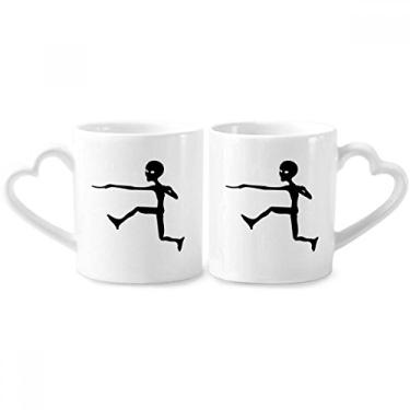 Imagem de Conjunto de canecas de porcelana para casais alienígena do universo alienígena de monstro pulando com coração