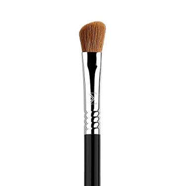 Imagem de Sigma Beauty Professional E70 Pincel de maquiagem sintético para sombreamento de ângulo médio com fibras SigmaTech® para misturar, destacar e aplicar cores de sombras