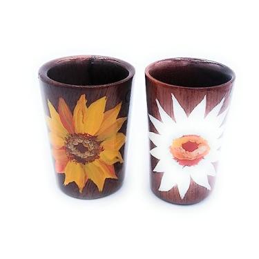 Imagem de Kal Crafts - Conjunto de 2 copos de dose de tequila de madeira - Pintados à mão com desenhos de margaridas e girassol da floresta tropical da Costa Rica - 42,5 g fl ou 45 mL (2PK margarida
