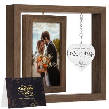 Imagem de PIKPEOD Porta-retrato giratório de casamento 2026, 10 x 15 cm, chá de panela, presentes de noivado para casais e recém-casados - Presentes personalizados para Sr. e Sra. (marrom)