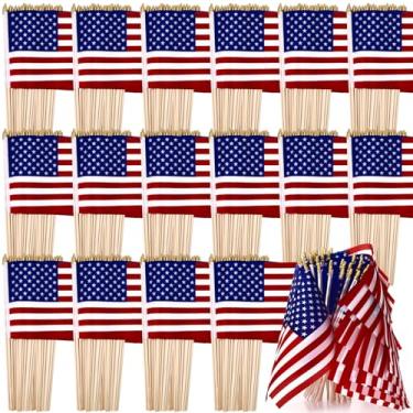 Imagem de Preboun 400 peças bandeira americana a granel 20 x 30 cm pequenas bandeiras dos EUA em massa mini lança bandeiras americanas portáteis em palitos para eventos de festa 4 de julho Memorial Day