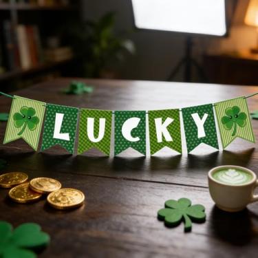 Imagem de Banner Lucky St Patrick's Day - Faixa de trevo de papelão grosso premium para decorações do dia de São Patrício, varanda, porta, parede e decoração de festa irlandesa