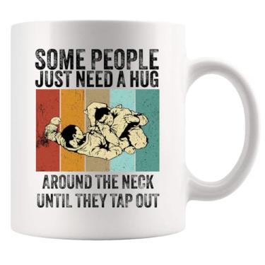 Imagem de Some People Just Need A Hug Around The Neck Until They Tap Out Funny Jiu Jitsu Gifts Jiujitsu Coach Player Divertido Sarcástico Novidade Caneca de Cerâmica 325 ml Branca