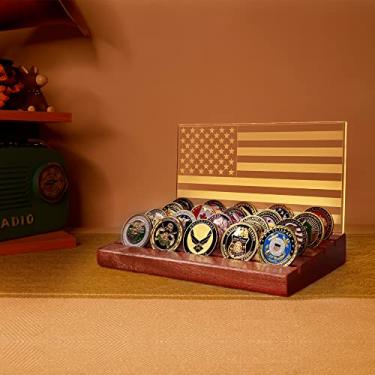 Imagem de Lampeez Expositor e suporte de moeda de desafio - Estojo de exibição de moeda militar com bandeira americana com luz branca quente, suporte de madeira de 4 fileiras, presente para o exército