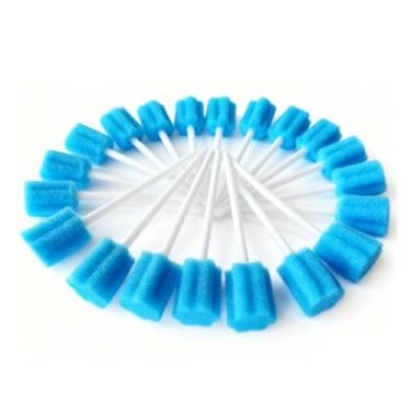 Imagem de 50 cotonetes de algodão com ponta de esponja para aliviar a boca seca