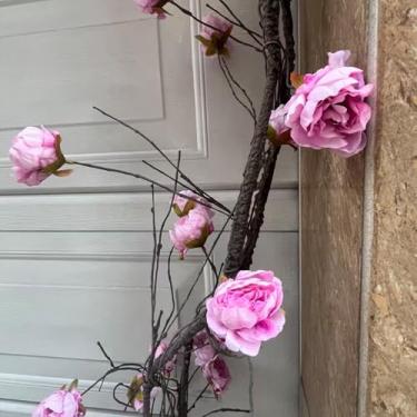Imagem de (2 peças) Árvore artificial flexível de 299 cm, grande, flexível, galhos de madeira com guirlanda de flores de peônia, galho, réptil, escalada, plantas falsas para casamento, arco de Natal, pendurar
