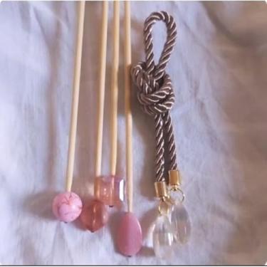 Imagem de Kit Decorativo para Difusor + 6 ou 4 Varetas Decoradas & 2 ou 1 Cordão Com Pingente (Nude Rosa/4 varetas 1 Cordão)