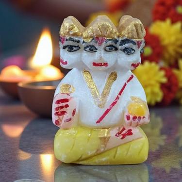 Imagem de Marble Lord Kartikeya Idol 50 gramas | Estátua Murugan de mármore branco feita à mão com detalhes pintados à mão para Puja, templo doméstico, meditação e decoração espiritual | Presente religioso para