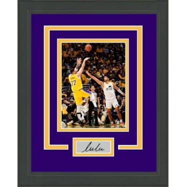Imagem de HOFSM.COM Hall of Fame Sports Memorabilia Foto de basquete emoldurada de Luka Doncic Debut Fadeaway Fac-símile gravada a laser Auto Los Angeles Lakers 28 x 35 cm