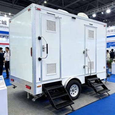 Imagem de Banheiro portátil rebocável com 2 compartimentos com pia de chuveiro e espelho - vaso sanitário móvel para parques ao ar livre, acampamentos, locais de construção e eventos comunitários, implantação