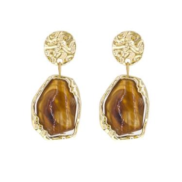 Imagem de Rosemarie & Jubalee Brincos de gota banhados a ouro, design irregular martelado com resina marrom âmbar, 5 x 2 cm