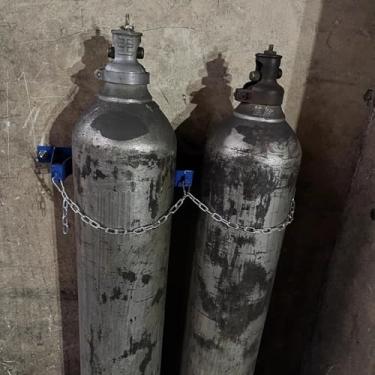 Imagem de Suporte de tanque de oxigênio - Rack de cilindro fixo para recipiente de oxigênio de 40L, suporte de soldagem de metal, suporte suspenso para laboratórios, fábricas, hospitais, viagens - 65 cm (25 5