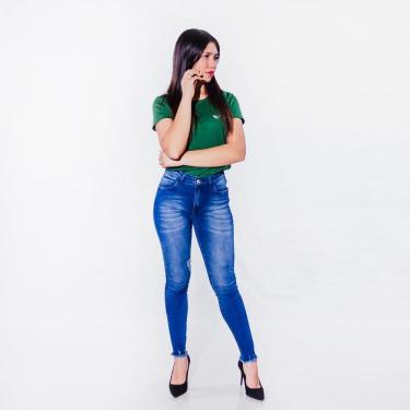 Imagem de Calça Jeans Feminina Cigarrete Estonada Desfiada Casual