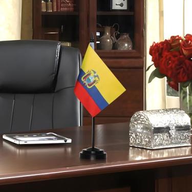 Imagem de Conjunto de bandeiras de mesa de luxo do Equador - Bandeira de mesa equatoriana em miniatura de 15 x 10 cm com mastro sólido de 30 cm - Cor vívida e resistente ao desbotamento - Base preta e topo de