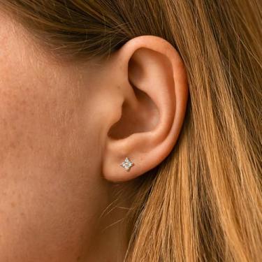Imagem de Brinco de cartilagem de flor banhado a ouro 16 K para mulheres delicados brincos de zircônia branca de 3 mm joia piercing, standard, Cobre, Sem pedra preciosa
